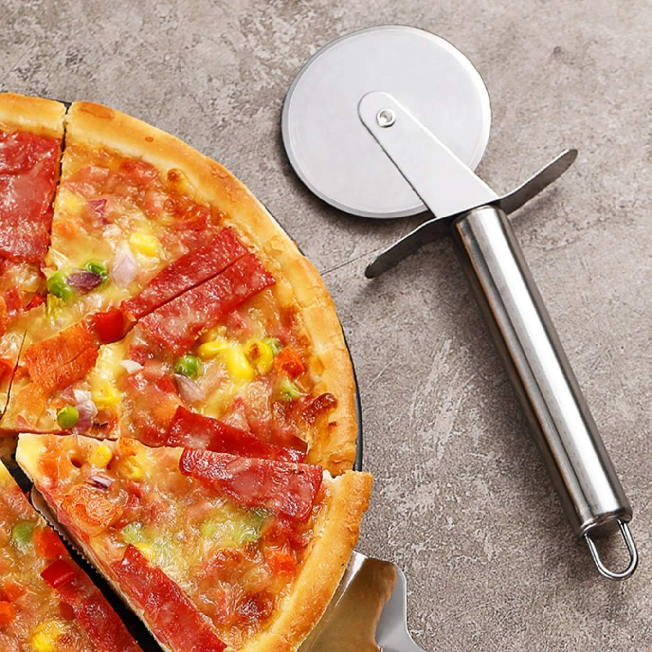 Rouleau à Pizza en Acier Inoxydable – Ustensile de Cuisine Efficace et Élégant pour des Tranches Parfaites