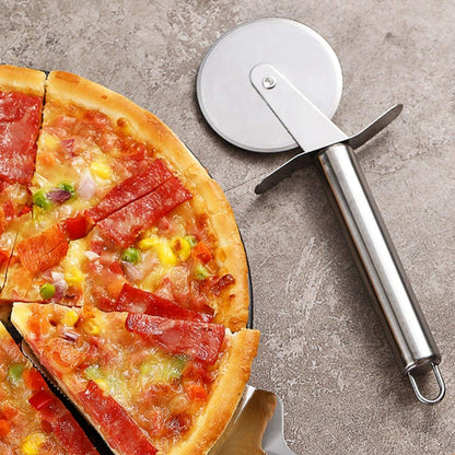Rouleau à Pizza en Acier Inoxydable – Ustensile de Cuisine Efficace et Élégant pour des Tranches Parfaites