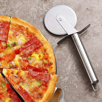 Rouleau à Pizza en Acier Inoxydable – Ustensile de Cuisine Efficace et Élégant pour des Tranches Parfaites
