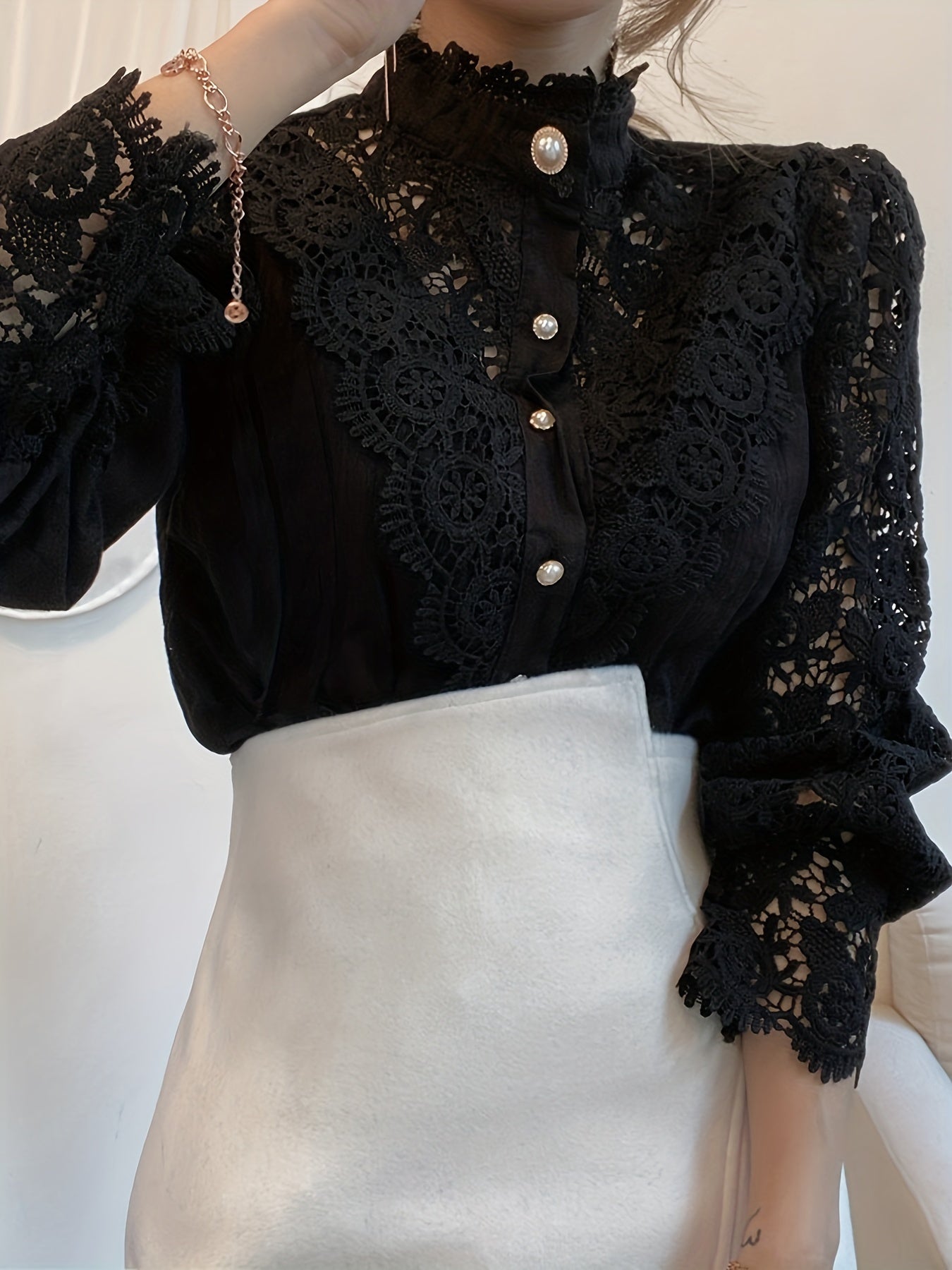 Blouse d’Inspiration Victorienne avec Boutons Perle – Élégance Subtile pour Toute Occasion