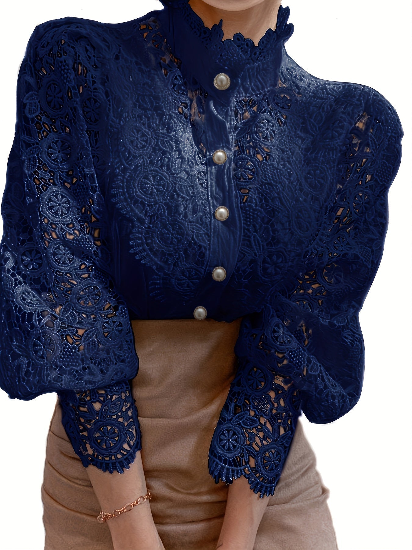 Blouse d’Inspiration Victorienne avec Boutons Perle – Élégance Subtile pour Toute Occasion