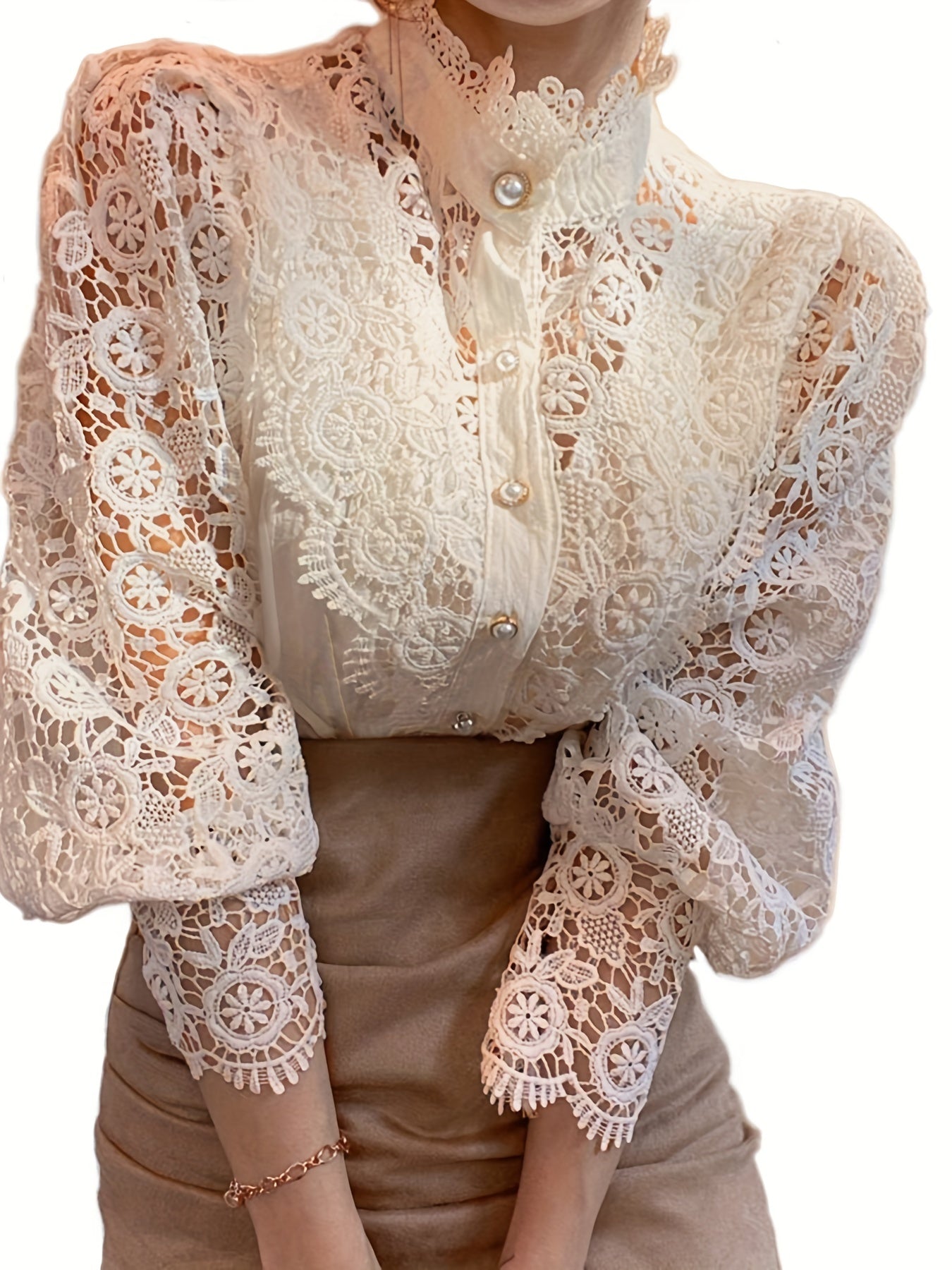 Blouse d’Inspiration Victorienne avec Boutons Perle – Élégance Subtile pour Toute Occasion