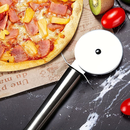 Rouleau à Pizza en Acier Inoxydable – Ustensile de Cuisine Efficace et Élégant pour des Tranches Parfaites