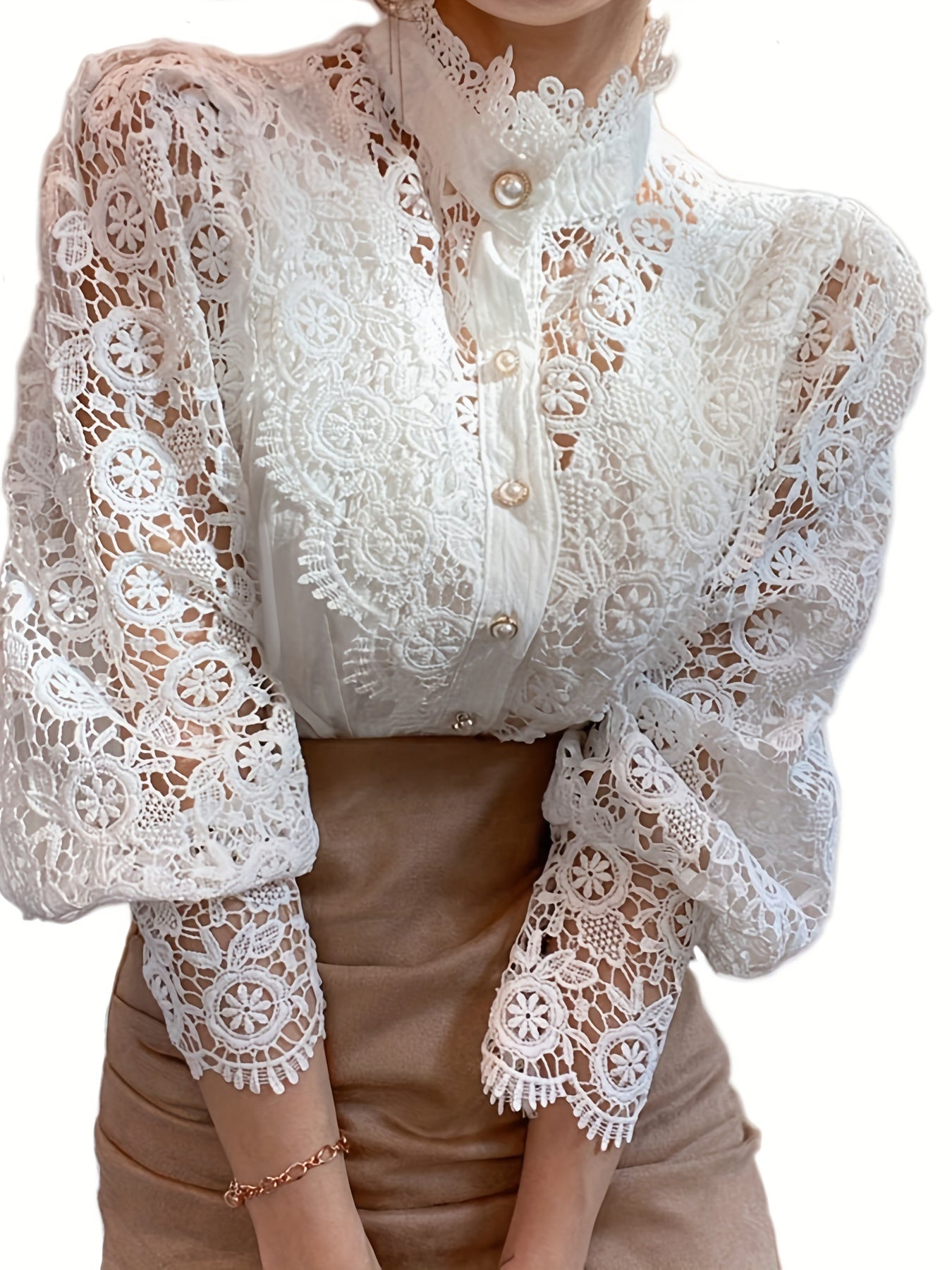 Blouse d’Inspiration Victorienne avec Boutons Perle – Élégance Subtile pour Toute Occasion