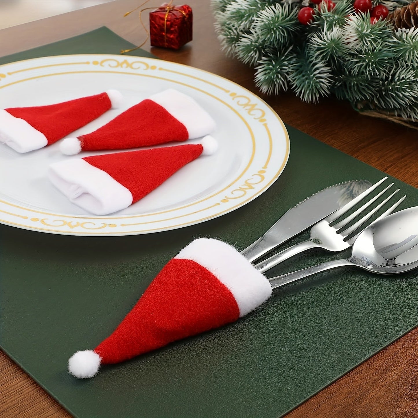Set de Housses Père Noël – Pour une Table Festive